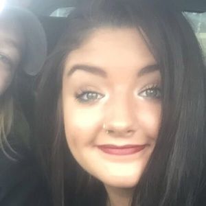 Meet your Posher, Elyssa